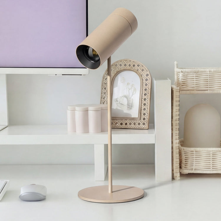 Desky spotlight cordless lamp in sand